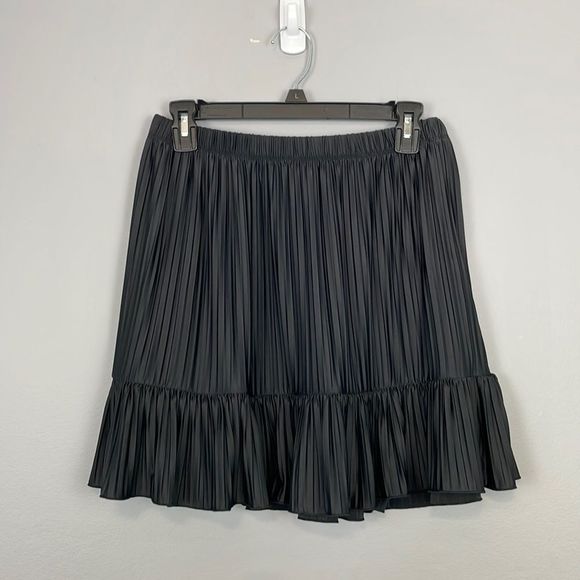 Zara Dresses & Skirts - Zara Black Pleated Pull on Mini Skirt. Size Medium.
